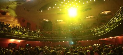 Stehendes Publikum im Schauspielhaus während eines Konzertes.